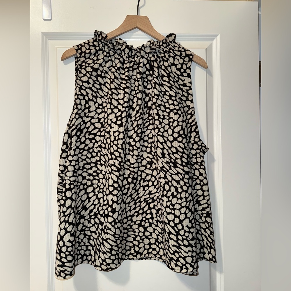 Who What Wear Black/White Patterned Sleeveless Blouse